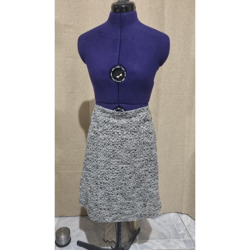 Jupe Armand thiery jamais porté avec fentes et bouton. Fermeture à zip TAILLE 36