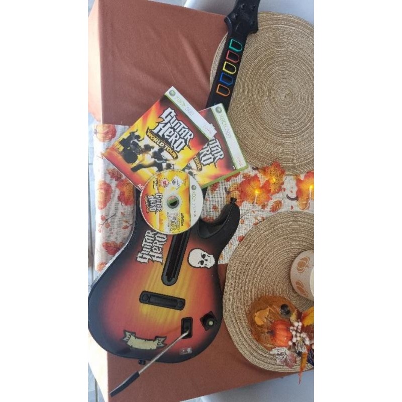 lot Guitar Hero World Tour sur Xbox 360, avec guitare sans fil RedOctane (modèle Sunburst) 