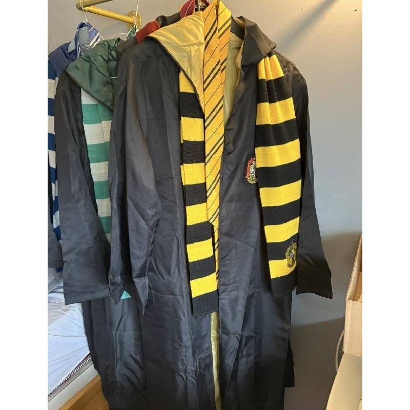 Tenue cape + cravate + écharpe pouffsoufle  TAILLE Unique