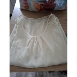 Tee-shirt beige a dentelle...