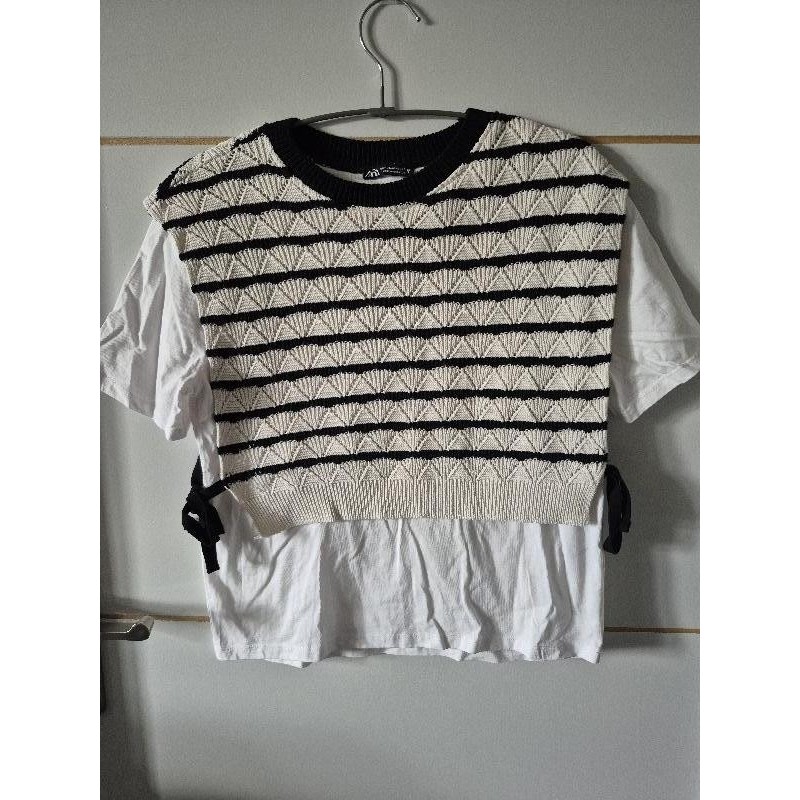 ?Haut Zara (2-en-1 tee-shirt blanc et pull sans manches à rayures) TAILLE M